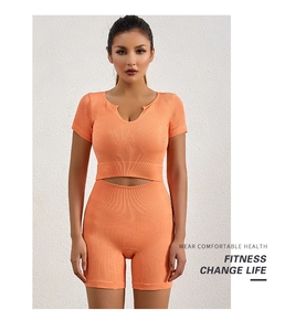 Completo yoga due pezzi arancione a coste con top corto a V e pantaloncini a vita alta