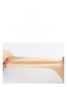Détail de la gaine beige montrant le tissu en maille respirant et très élastique