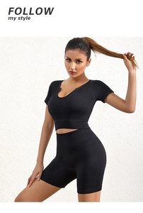 Dettaglio della trama a costine sul crop top nero con scollo a V e pantaloncini
