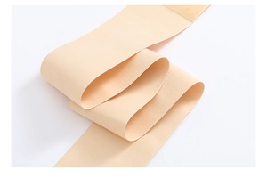 Détail de gaine amincissante élastique couleur chair avec texture micro-tricot et velcro
