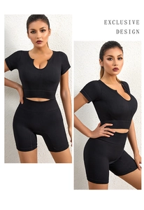 Dettaglio del set sportivo nero in due pezzi con top a V corto e tessuto a coste elasticizzato
