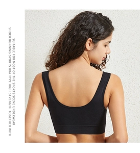 Vue détaillée du dos d'un soutien-gorge de sport noir à fort impact avec larges bretelles