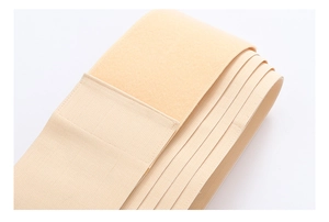 Détail d'une gaine beige avec coutures multicouches et tissu texturé à haute élasticité