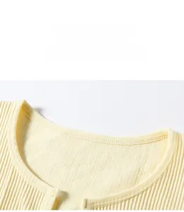 Dettaglio del tessuto a costine e dello scollo senza cuciture del reggiseno sportivo giallo