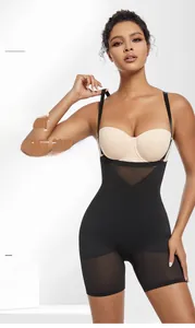 Détail du body noir sans couture avec empiècements en mesh et design lift fessier