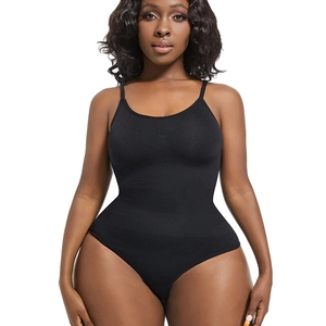 Body sculptant noir pour femme avec fines bretelles et texture côtelée sur fond blanc immaculé