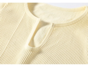Dettaglio macro del tessuto a coste giallo chiaro per reggiseno sportivo