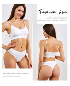 Vista frontale e posteriore dettagliata di un set reggiseno sportivo bianco a coste