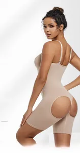 Detailansicht des nahtlosen beigen Bodysuits mit Trägern und Gesäßstraffung-Design