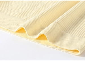 Dettaglio dell'orlo in maglia a coste elasticizzata di un reggiseno sportivo beige