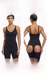 Detail eines nahtlosen Bodysuits mit Rückenausschnitt für Push-up-Effekt und Formgebung
