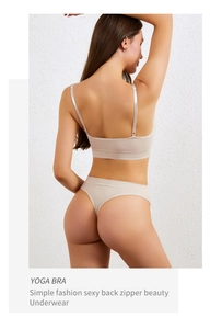 Vista macro del reggiseno yoga beige senza cuciture con schiena scoperta e trama a coste