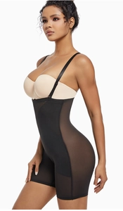 Détail latéral du body amincissant noir avec empiècements en résille et bretelles réglables