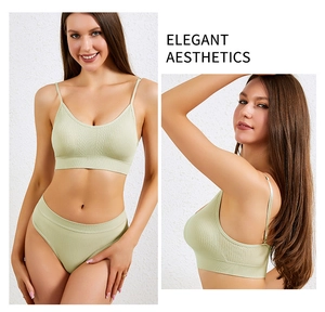 Dettaglio del set di lingerie in maglia senza cuciture verde menta con trecce