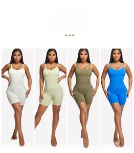 Detail van elastische naadloze bodysuits met vier kleuren en verticale ribstructuur