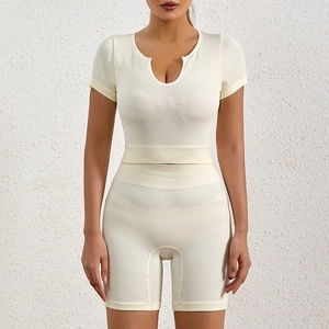 Completo yoga a costine con crop top a scollo a U e pantaloncini a vita alta