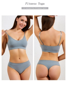 Vista dettagliata del set yoga grigio-blu a costine con spalline sottili e scollo a V