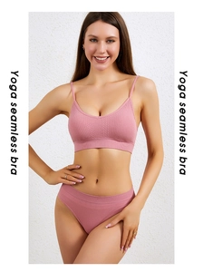 Dettaglio del reggiseno da yoga rosa senza cuciture con trama a coste e spalline sottili