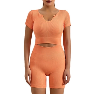 Set sportivo arancione a costine con crop top a scollo a V e pantaloncini fitness a vita alta