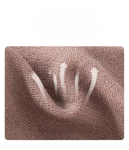 Détail du tissu en maille taupe sans couture avec élasticité multidirectionnelle