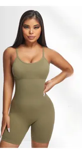 Detail van groene geribbelde bodysuit met dunne bandjes en taille-vormende textuur