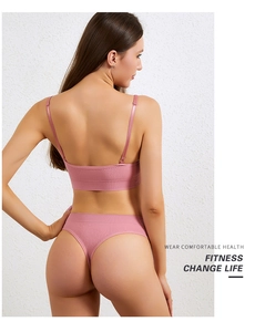 Vista posteriore di lingerie rosa in maglia a coste con spalline sottili su modella