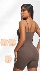 Detail van de bruine ribstof en naadloze afwerking van de corrigerende bodysuit