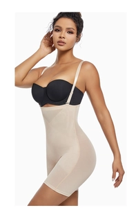 Détail du body sculptant beige avec tissu en maille respirant et bretelles réglables