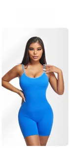 Detail van blauwe geribbelde bodysuit met hoge elasticiteit en naadloze stoftextuur