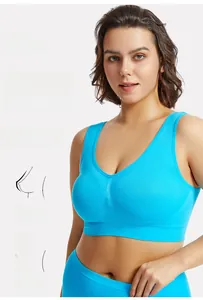 Détail d'un soutien-gorge de sport bleu ciel sans couture avec de larges bretelles