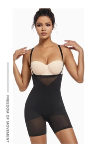 Détail d'un body noir avec empiècements en maille respirante et tissu sculptant