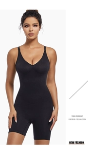 Detail eines schwarzen nahtlosen Bodysuits mit hoher Elastizität und Bauchkontrolle