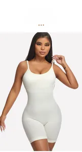 Detail van naadloze geribbelde corrigerende bodysuit in crèmewit met hoge rek