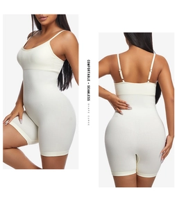 Gedetailleerd overzicht van de ivoren naadloze shapewear bodysuit met verstelbare bandjes