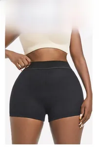 Detail der gepolsterten Push-Up-Shorts mit hoher Taille und breitem elastischem Bauchgurt