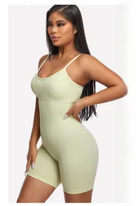 Zijaanzicht van een lichtgroene geribbelde gebreide bodysuit met dunne bandjes en pasvorm