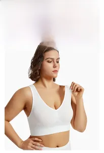 Détail du soutien-gorge de sport blanc sans couture avec décolleté en V et bretelles
