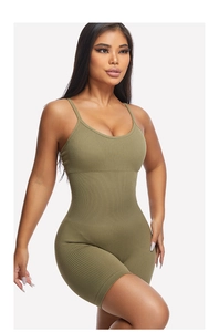 Detail van olijfgroene geribbelde gebreide bodysuit met dunne bandjes en strakke stretchpasvorm