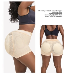 Detail der Bauchweg-Hose mit Spitzenbesatz und Polstern für eine feminine Silhouette