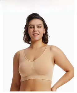 Détail d'un soutien-gorge de sport sans coutures chair avec larges bretelles et bande