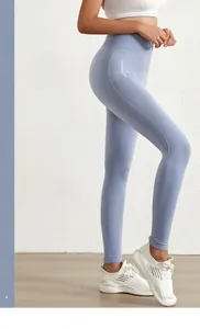 Detail van de lichtblauwe yoga broek met hoge taille en corrigerend push-up effect