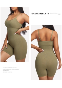Detail van olijfgroene geribbelde shapewear bodysuit met verstelbare bandjes en buikcontrole