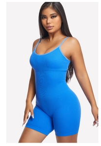 Detail van de blauwe geribbelde bodysuit met zeer elastische stof en dunne bandjes