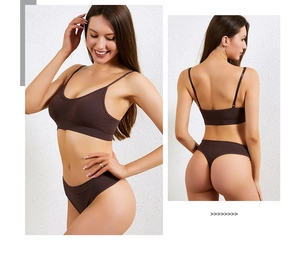 Dettaglio del set bralette e perizoma in maglia a coste marrone con spalline regolabili
