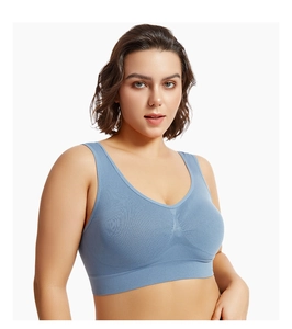 Détail frontal de la brassière de sport gris-bleu sans coutures avec larges bretelles