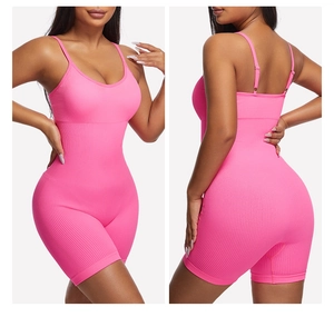 Gedetailleerd voor- en achteraanzicht van de roze geribbelde fitness bodysuit