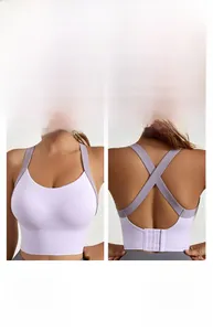 Détail du soutien-gorge de sport lavande avec bretelles croisées et fermeture à agrafes