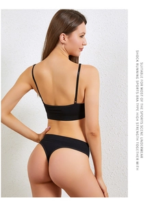 Dettaglio spalline regolabili e maglia senza cuciture di un reggiseno sportivo nero