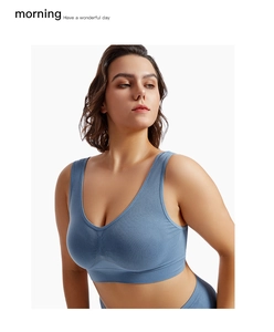 Détail d'un soutien-gorge de sport bleu sans couture avec larges bretelles et col en V