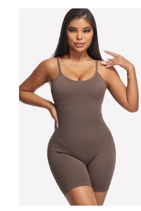Detail van bruine geribbelde naadloze bodysuit met dunne bandjes en hoog-elastische stof